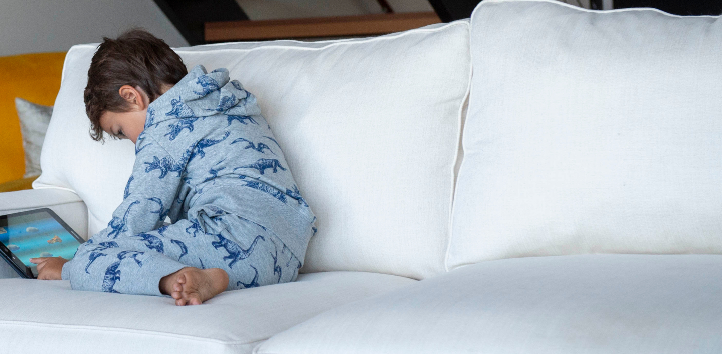 child_on_couch-desktop